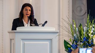 Rawan Osman bedankt sich mit einer Ansprache für die Verleihung der Oppenheimer-Auszeichnung. 