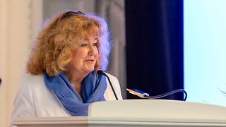 Barbara Traub, Vorstandssprecherin der IRGW, spricht ein Grußwort. 