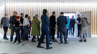 Gäste beim Eintreten in den Plenarsaal