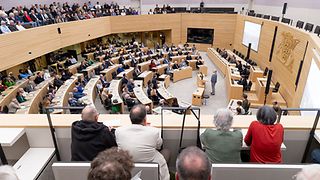 Blick in den vollen Plenarsaal