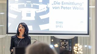 Landtagspräsidentin Aras bei ihrem Grußwort am Redepult