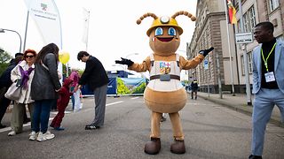 „Saarmeise“ Toni, das Kinder-Maskottchen des saarländischen Landtags beim Bürgerfest.