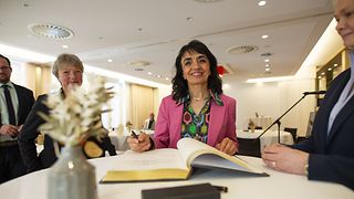 Landtagspräsidentin Muhterem Aras setzt eine Unterschrift bei einem gemeinsamen Termin mit den Landtagspräsidentinnen und -präsidenten.