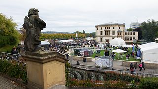 Bürgerfest zum Tag der Deutschen Einheit mit Blick auf den Landtag des Saarlandes.