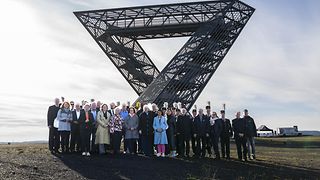 Die Landtagspräsidentinnen und -präsidenten bei einem Gruppenfoto vor dem Erinnerungsort Saarpolygon.