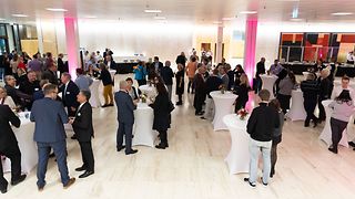 Austausch im Foyer
