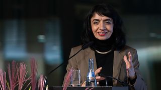 Landtagspräsidentin Muhterem Aras am Redepult