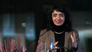 Landtagspräsidentin Aras am Redepult