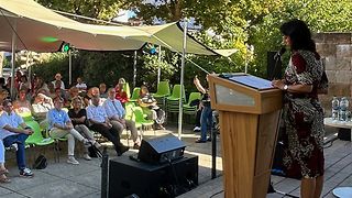 Landtagspräsidentin Aras am Redepult beim Demokratiefest