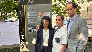 Landtagspräsidentin Muhterem Aras, Dr. Fabian Mayer und Howard Dancyger vor der Namensstele