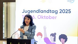 Landtagspräsidentin Muhterem Aras am Redepult