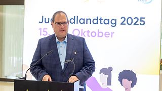 Alexander Strobel, Vorstandssprecher Landesjugendring, am Redepult