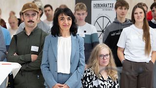 Landtagspräsidentin Muhterem Aras mit Jugendlichen