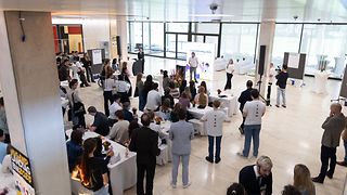 Blick auf die Jugendlichen im Foyer