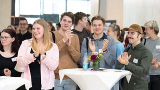 Jugendliche applaudieren