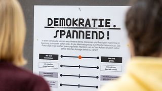 Jugendliche vor Plakat