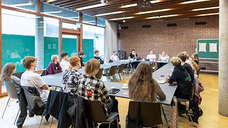 Jugendliche arbeiten in Workshops