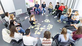 Jugendliche arbeiten in Workshops