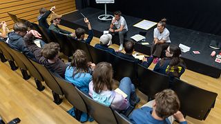 Jugendliche arbeiten in Workshops