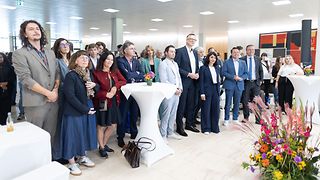 Die Abgeordneten hören den Jugendlichen aufmerksam zu