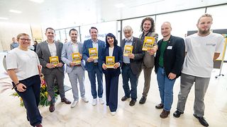 Landtagspräsidentin Muhterem Aras und die jugendpolitischen Sprecher der Fraktionen nehmen "ihr" Hausaufgabenheft entgegen