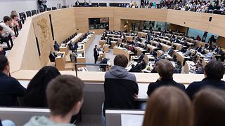 Die Jugendlichen verfolgen auf der Besuchertribüne die jugendpolitische Debatte