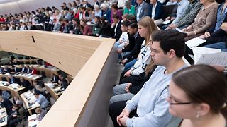 Die Jugendlichen verfolgen auf der Besuchertribüne die jugendpolitische Debatte