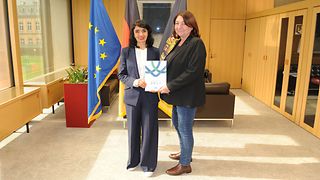 Landtagspräsidentin Muhterem Aras und Bürgerbeauftragte Beate Böhlen im Amtszimmer der Präsidentin