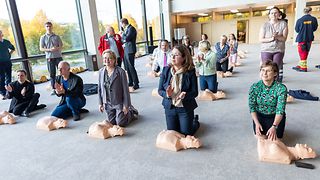 Abgeordnete knien vor Puppen