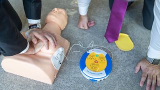 Puppe mit Defibrillator