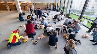 Der Einsatz eines Defibrillators wird gezeigt