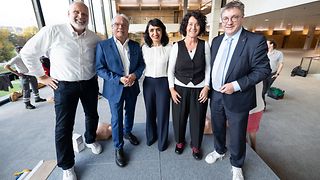 Landtagspräsidentin Muhterem Aras (Mitte) mit (v. li.) Dr. Harald Genzwürker, Prof. Dr. Bernd Böttiger, Petra Krebs und Dr. Michael Preusch