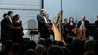 Musikerinnen und Musiker auf der Bühne