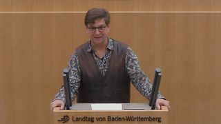 Luz Cornelius Weber am Redepult