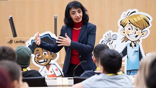 Landtagspräsidentin Muhterem Aras beantwortet Fragen der Schüler im Plenarsaal