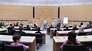 Grundschüler im Plenarsaal hören Mascha Matysiak zu