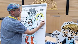 Jan Saße zeichnet am Flipchart