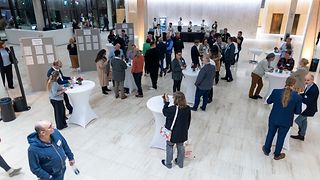 Austausch beim Stehempfang