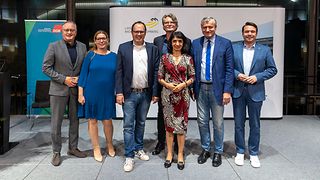 Andreas Stoch (Fraktionsvorsitzender SPD), Moderatorin Geli Hensolt (SWR), Kai Burmeister (Vorsitzender DGB Baden-Württemberg), Thomas Hentschel (Grüne), Landtagspräsidentin Muhterem Aras, Hans-Ulrich Rülke (Fraktionsvorsitzender FDP/DVP) sowie Manuel Hailfinger (CDU)