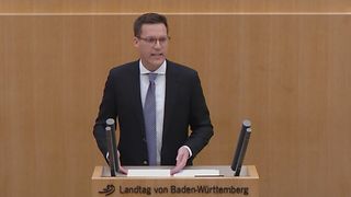 Manuel Hagel am Redepult