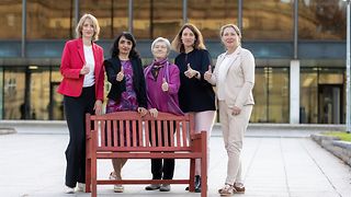 Frauenpolitische Sprecherinnen, Landtagspräsidentin und rote Bank vor dem Landtag