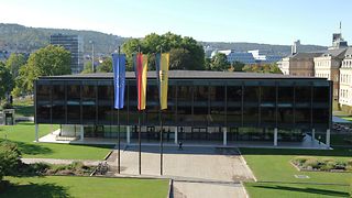 Vorderansicht der Haus des Landtags mit Beflaggung