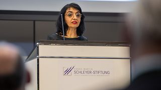 Landtagspräsidentin Muhterem Aras am Redepult