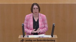 Beatrix Vogt-Wuchter am Redepult