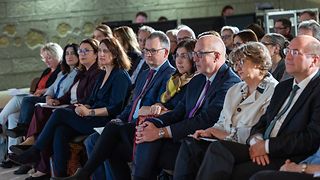 Zuhörerinnen und Zuhörer