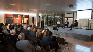 Gäste und Podium im Foyer