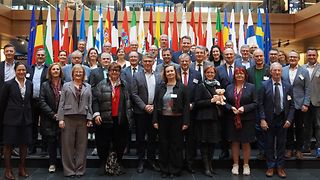 Gruppenbild vor den Flaggen