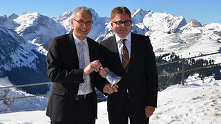 Thomas Mainberger übergibt an Guido Wolf eine Glocke