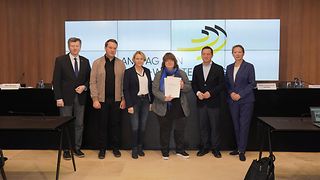 Die Abgeordneten Klos, Hildenbrand, Staab, Evers, Binder und Goll mit dem Abschlussbericht im Bertha-Benz-Saal