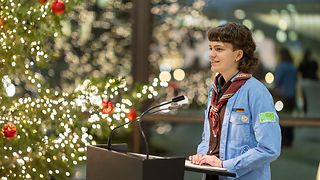 Pfadfinderin am Redepult